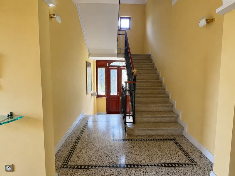 Prestigiosa villa d'epoca in tranquilla e soleggiata zona residenziale (12)