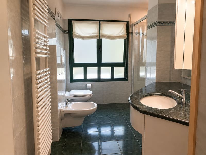 Wunderschöne Villa mit Pool im Grünen (14)