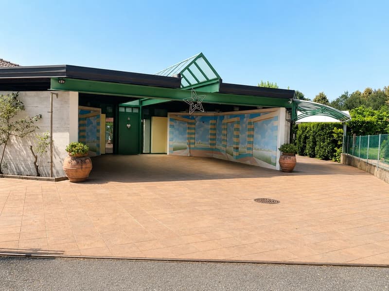 Wunderschöne Villa mit Pool im Grünen (22)