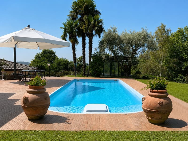 Wunderschöne Villa mit Pool im Grünen (3)