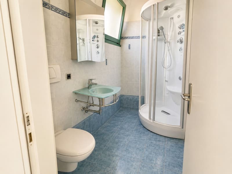 Wunderschöne Villa mit Pool im Grünen (15)