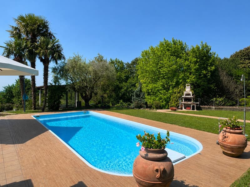 Wunderschöne Villa mit Pool im Grünen (18)