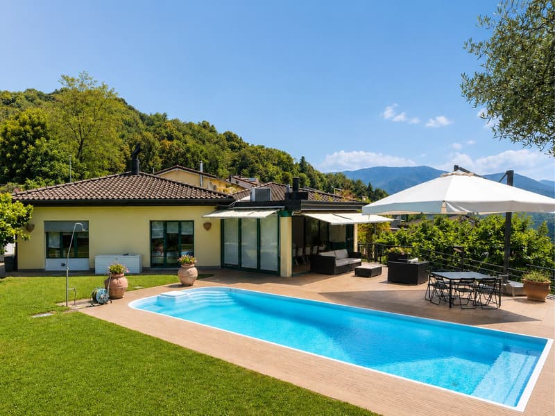 Wunderschöne Villa mit Pool im Grünen (1)