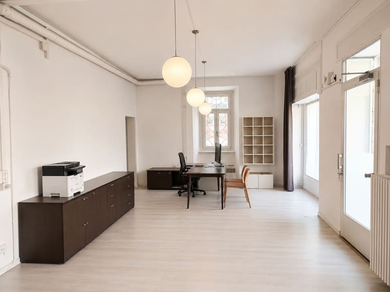 Commercial space for rent with shop windows, ideal as a shop, office or showroom (2)