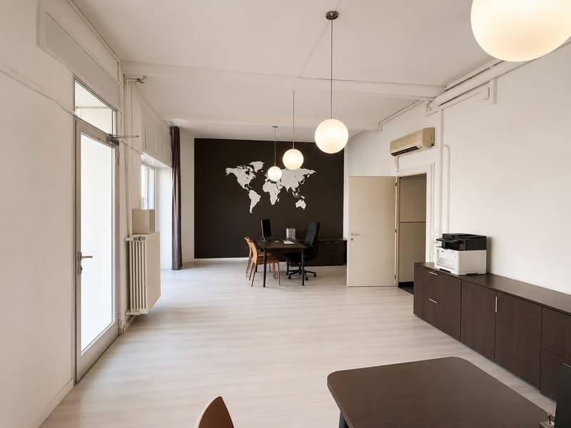 Commercial space for rent with shop windows, ideal as a shop, office or showroom (3)