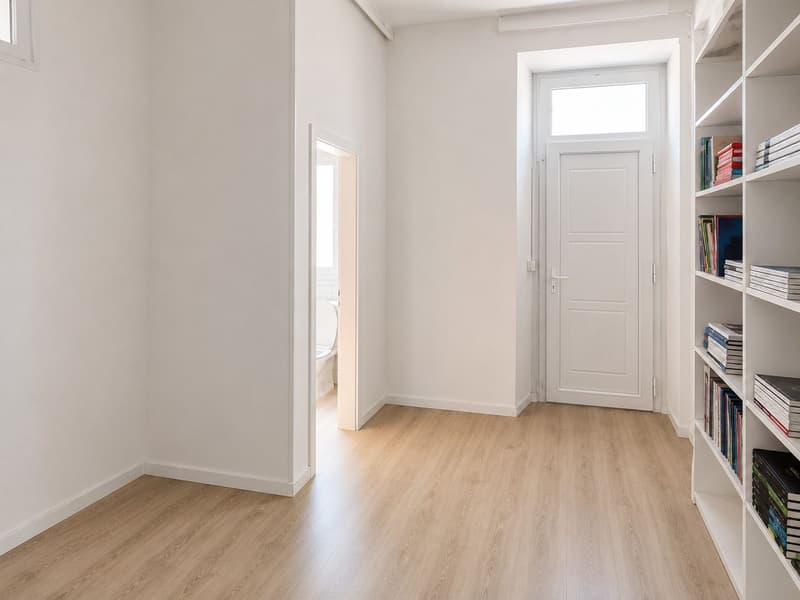 Commercial space for rent with shop windows, ideal as a shop, office or showroom (5)
