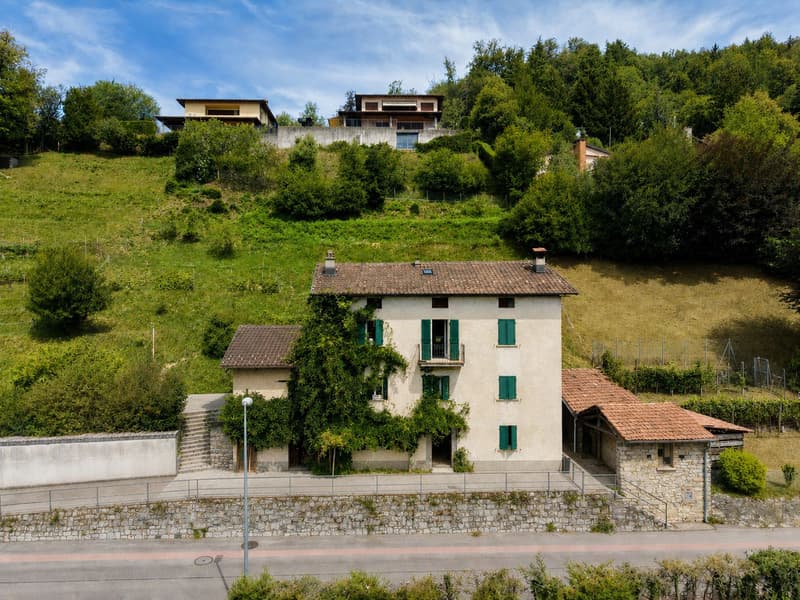 Caratteristico immobile da ristrutturare con grande terreno edificabile annesso e ulteriori 3 lotti boschivi (2)