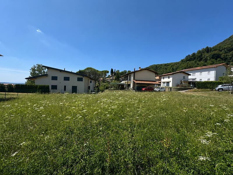 Bebaubares, ebenes Grundstück im Grünen mit genehmigtem Projekt (5)