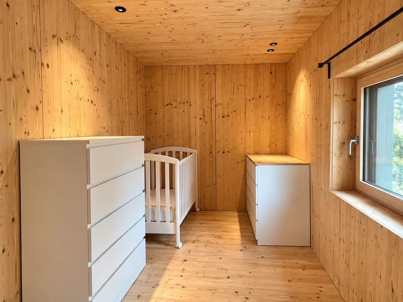 Modernes Holzhaus mit viel Privatsphäre und grossen Fensterfronten mit Blick ins Grüne (5)