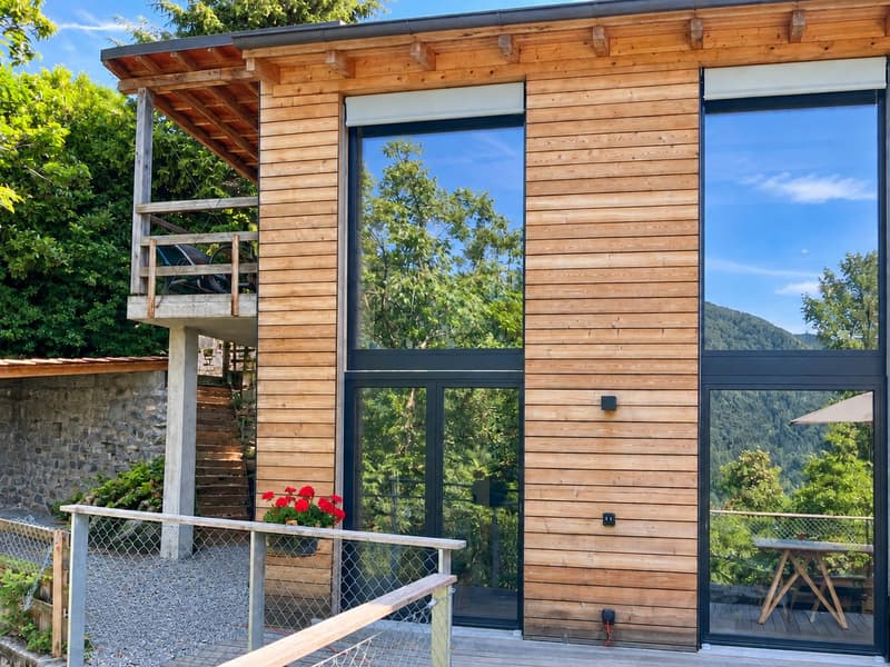 Modernes Holzhaus mit viel Privatsphäre und grossen Fensterfronten mit Blick ins Grüne (17)