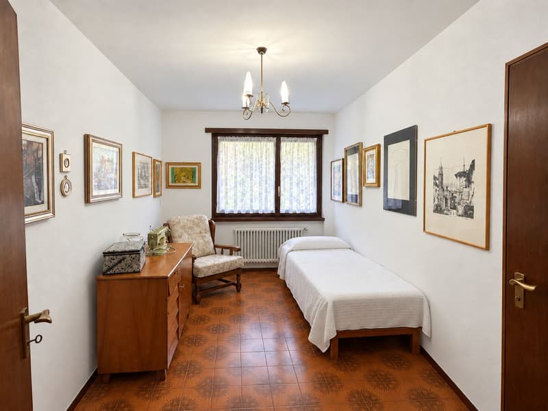 Accogliente e caratteristica casa unifamiliare con grande giardino pianeggiante ben curato (15)