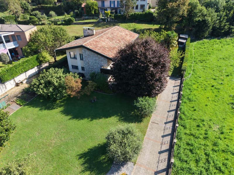 Accogliente e caratteristica casa unifamiliare con grande giardino pianeggiante ben curato (1)