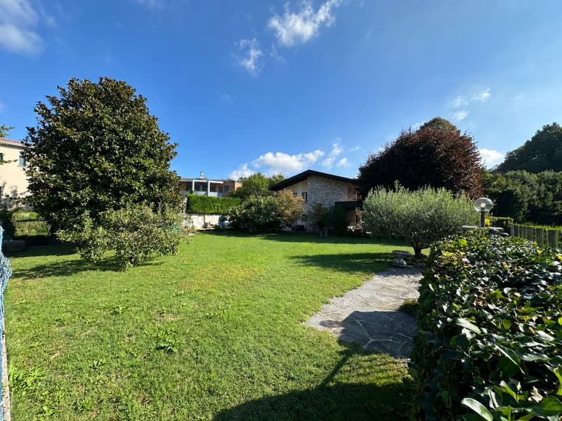 Accogliente e caratteristica casa unifamiliare con grande giardino pianeggiante ben curato (3)