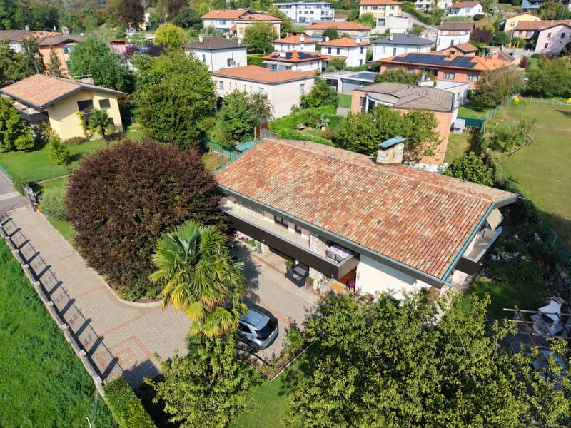Accogliente e caratteristica casa unifamiliare con grande giardino pianeggiante ben curato (2)