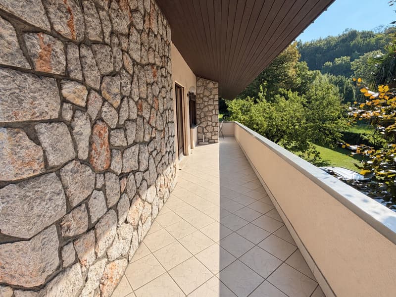 Accogliente e caratteristica casa unifamiliare con grande giardino pianeggiante ben curato (8)