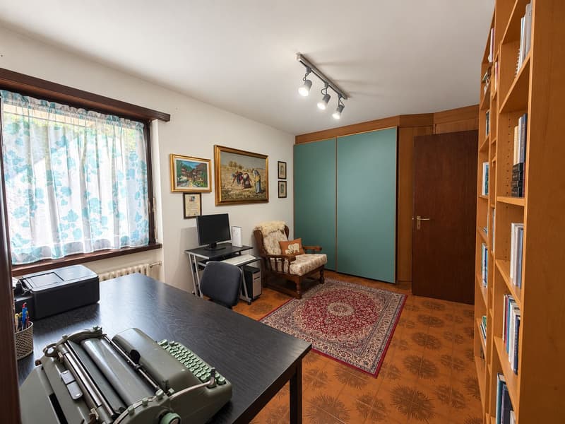 Accogliente e caratteristica casa unifamiliare con grande giardino pianeggiante ben curato (17)