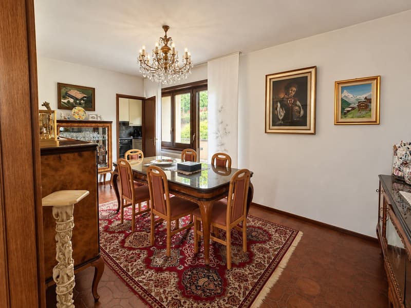 Accogliente e caratteristica casa unifamiliare con grande giardino pianeggiante ben curato (9)
