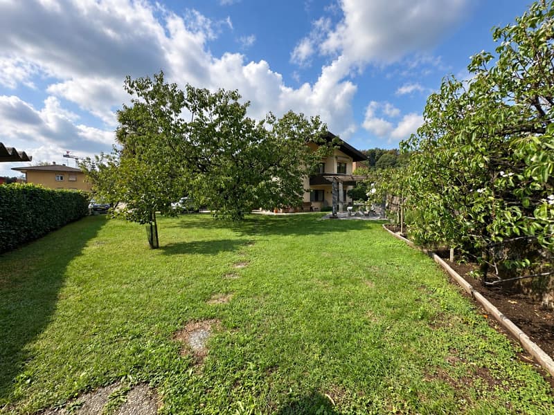 Accogliente e caratteristica casa unifamiliare con grande giardino pianeggiante ben curato (22)
