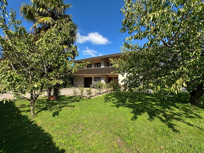 Accogliente e caratteristica casa unifamiliare con grande giardino pianeggiante ben curato (19)