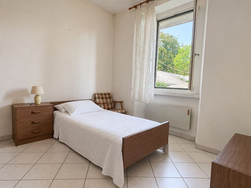 Piccola casa bifamiliare da risanare con rustico e giardino (13)