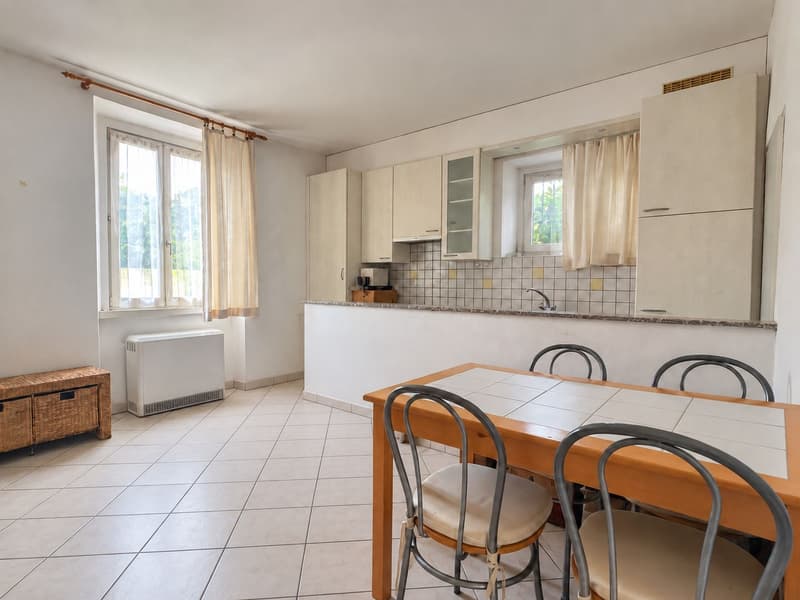 Piccola casa bifamiliare da risanare con rustico e giardino (11)