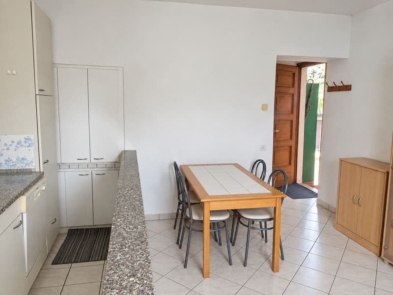 Piccola casa bifamiliare da risanare con rustico e giardino (12)