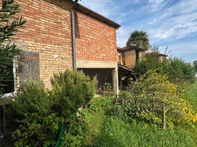 Piccola casa bifamiliare da risanare con rustico e giardino (17)