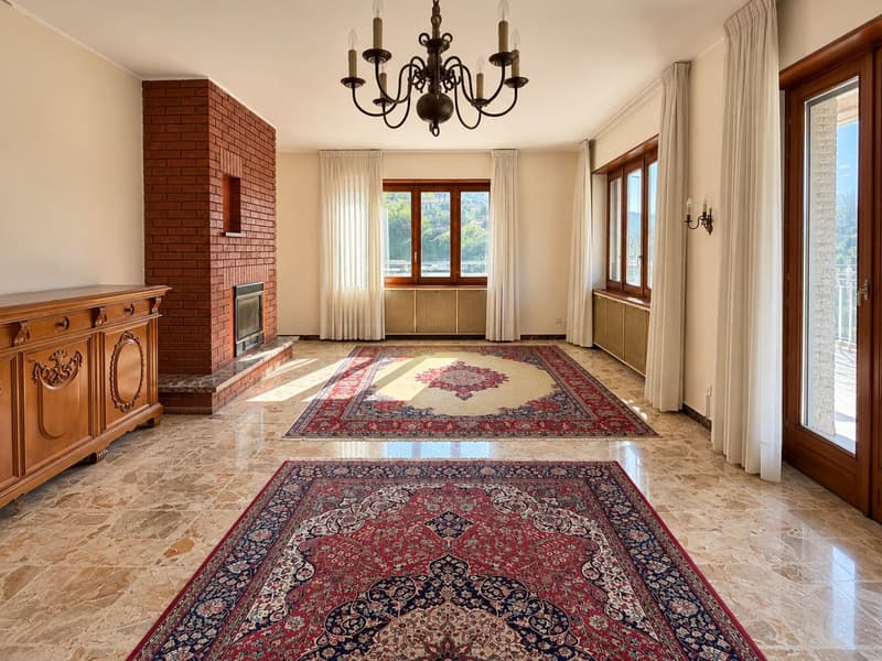 Renovierungsbedürftiges Haus mit zwei separaten Wohnungen und herrlichem Seeblick (3)