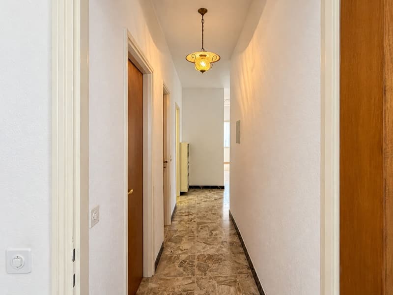 Renovierungsbedürftiges Haus mit zwei separaten Wohnungen und herrlichem Seeblick (12)