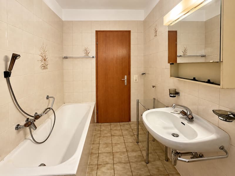 Renovierungsbedürftiges Haus mit zwei separaten Wohnungen und herrlichem Seeblick (19)
