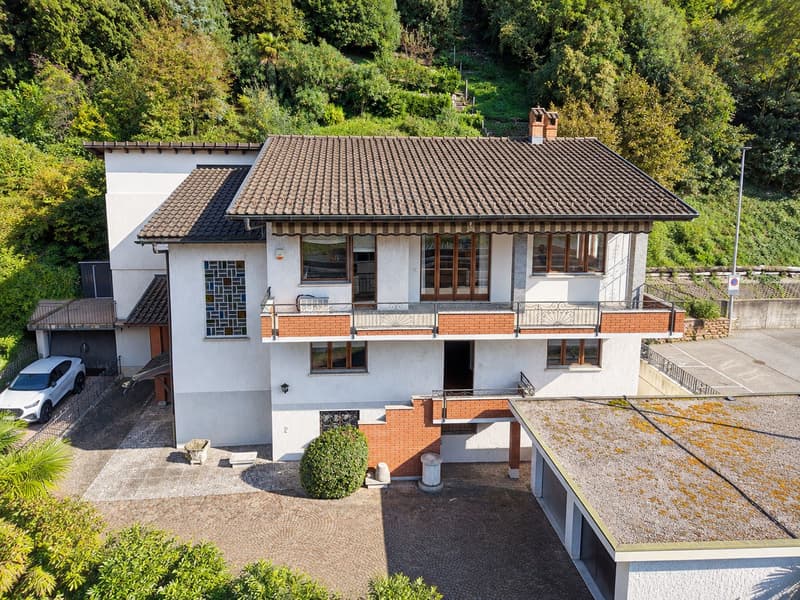 Renovierungsbedürftiges Haus mit zwei separaten Wohnungen und herrlichem Seeblick (1)