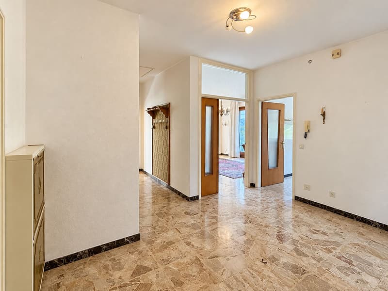 Renovierungsbedürftiges Haus mit zwei separaten Wohnungen und herrlichem Seeblick (11)