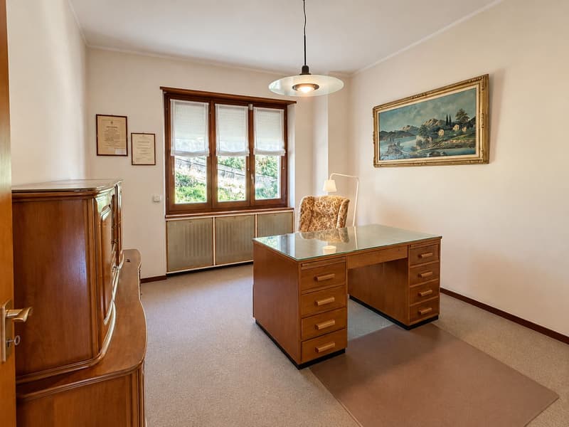 Renovierungsbedürftiges Haus mit zwei separaten Wohnungen und herrlichem Seeblick (8)