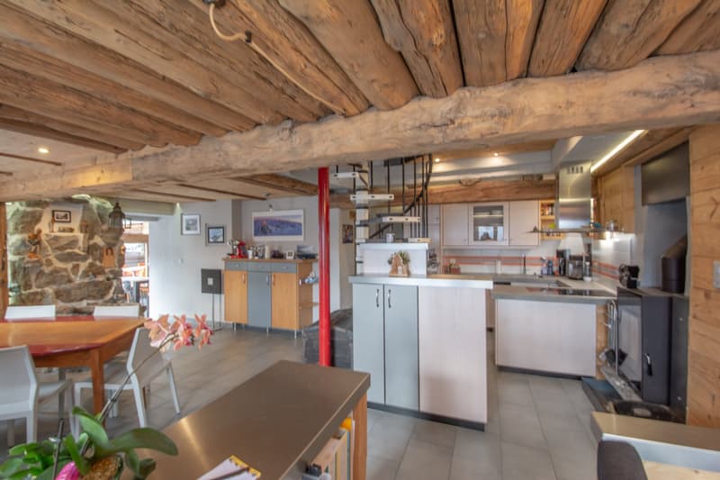 Grand chalet individuel  avec un appartement de 3.5 pièces attenant (22)