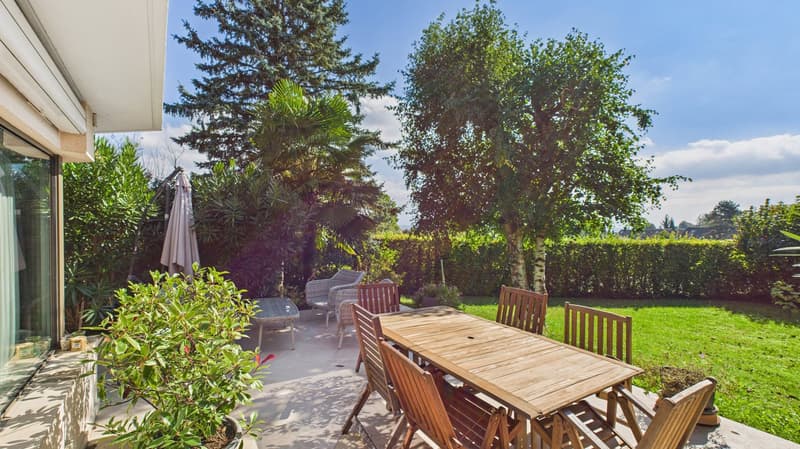 Family house with half levels and tree-lined garden (7)