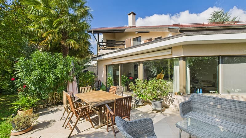 Family house with half levels and tree-lined garden (1)