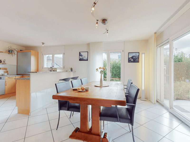 Einfamilienhaus 7,5 Zimmer in Corjolens – geräumige Räume, schönes Äußeres mit Pool (2)
