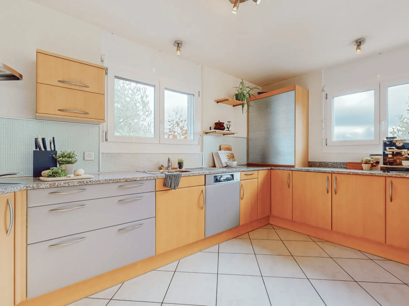 Einfamilienhaus 7,5 Zimmer in Corjolens – geräumige Räume, schönes Äußeres mit Pool (3)