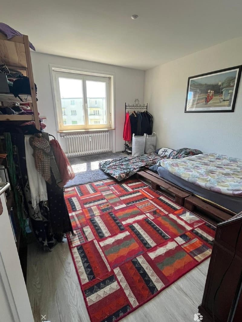 Charmantes 3-Zimmer-Wohnung im 4. Stock in Biel (2)