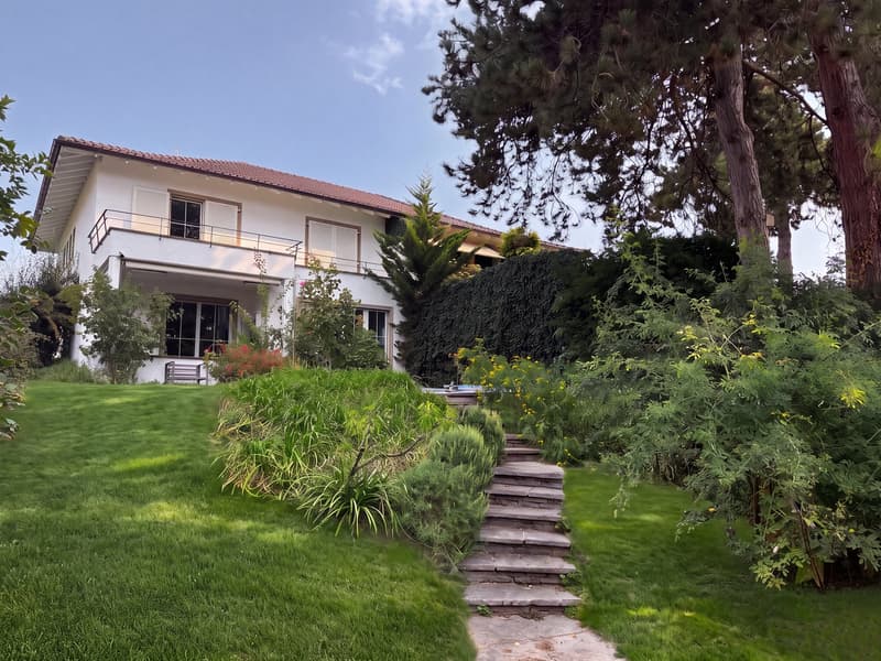 6.5-Zimmer-Doppeleinfamilienhaus mit grossem Garten, Pool und Weitsicht (27)