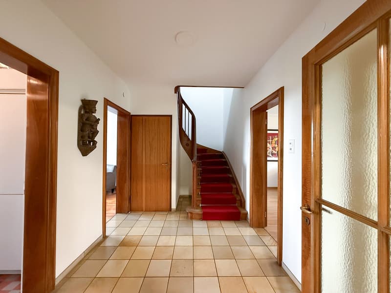 6.5-Zimmer-Doppeleinfamilienhaus mit grossem Garten, Pool und Weitsicht (10)