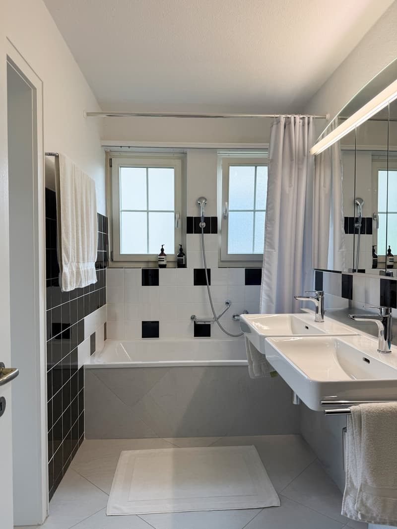 6.5-Zimmer-Doppeleinfamilienhaus mit grossem Garten, Pool und Weitsicht (18)