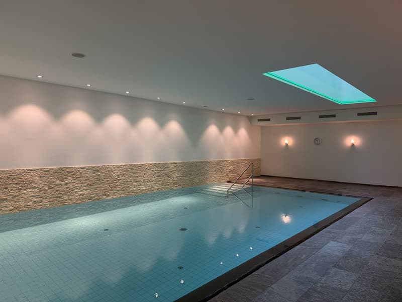 Luxuriöses Wohnen an bester Lage – 2.5-Zimmer-Wohnung mit Loggia und Indoor-Swimmingpool (9)