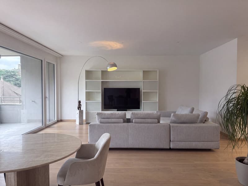Luxuriöses Wohnen an bester Lage – 2.5-Zimmer-Wohnung mit Loggia und Indoor-Swimmingpool (1)