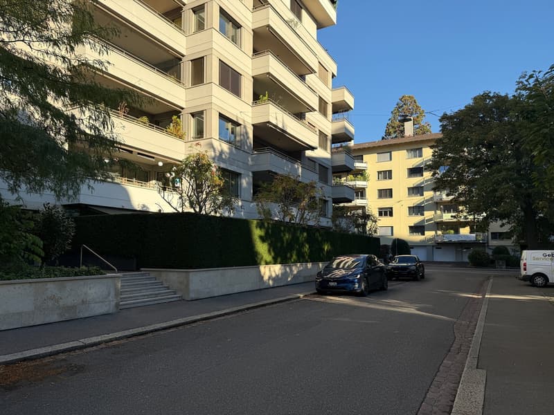 Luxuriöses Wohnen an bester Lage – 2.5-Zimmer-Wohnung mit Loggia und Indoor-Swimmingpool (11)