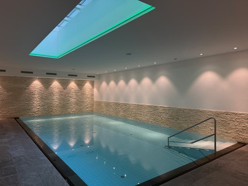 Luxuriöses Wohnen an bester Lage – 2.5-Zimmer-Wohnung mit Loggia und Indoor-Swimmingpool (10)