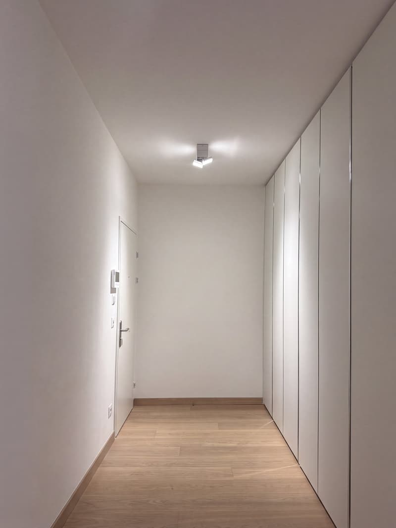 Luxuriöses Wohnen an bester Lage – 2.5-Zimmer-Wohnung mit Loggia und Indoor-Swimmingpool (7)