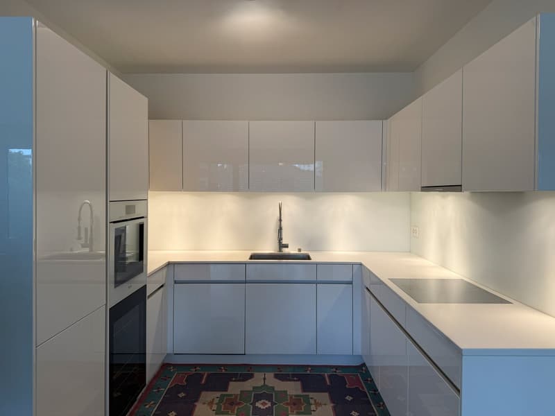 Luxuriöses Wohnen an bester Lage – 2.5-Zimmer-Wohnung mit Loggia und Indoor-Swimmingpool (3)