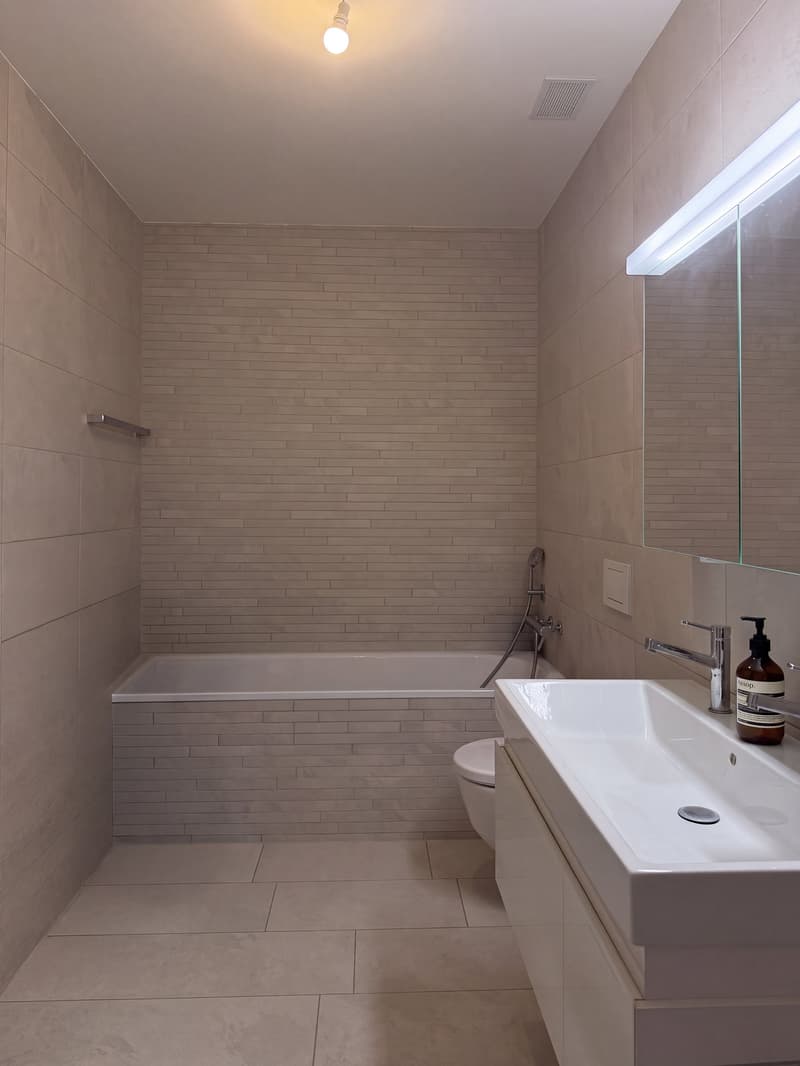 Luxuriöses Wohnen an bester Lage – 2.5-Zimmer-Wohnung mit Loggia und Indoor-Swimmingpool (6)