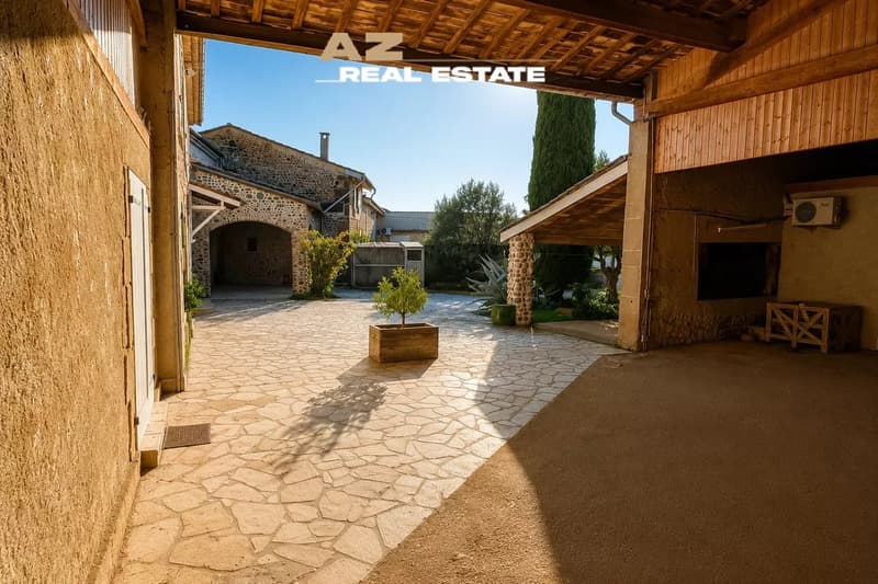 PROPRIETE DE CHARME DANS UN VILLAGE MEDIEVAL  610 000 EURO (12)